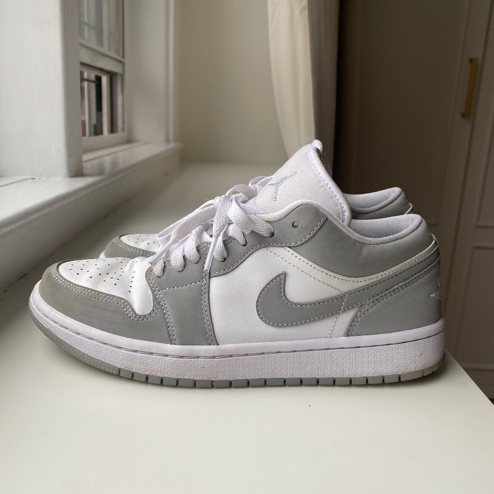 Women’s Air Jordan 1 white and grey size 8